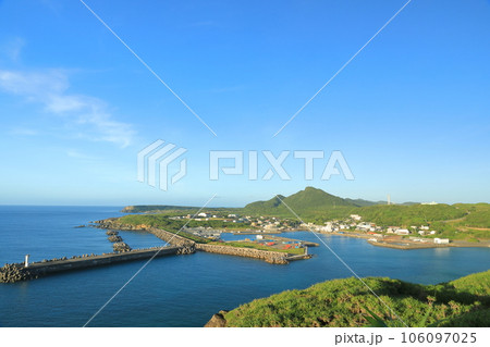 与那国島西崎から眺めた久部良漁港の景色 106097025
