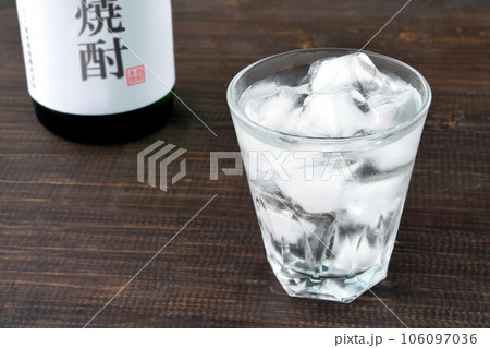 焼酎の水割りと模造品の酒瓶 焼酎の水割りと模造品の酒瓶 106097036