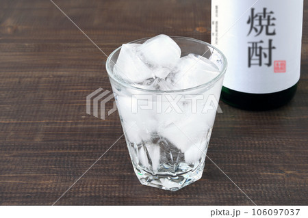 焼酎の水割りと模造品の酒瓶 焼酎の水割りと模造品の酒瓶 106097037
