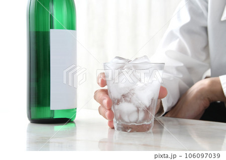 焼酎の水割りを持つ男性の手元 焼酎の水割りを持つ男性の手元 106097039