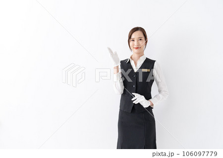 制服の女性　白手袋　手かざし 106097779