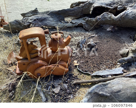 木のカラクリおもちゃ007＿蒸気ヤカン車 106097846