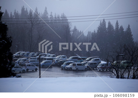 うっすら靄のかかったスキー場の駐車場 106098159