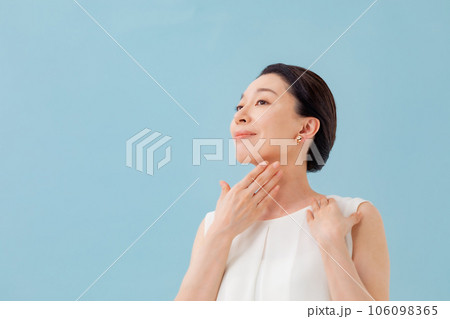 リンパマッサージをする女性　デコルテ 106098365