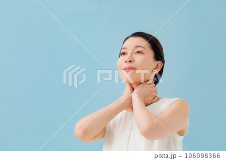 リンパマッサージをする女性　デコルテ 106098366