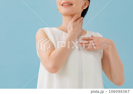 リンパマッサージをする女性 デコルテ リンパマッサージをする女性 デコルテ 106098367