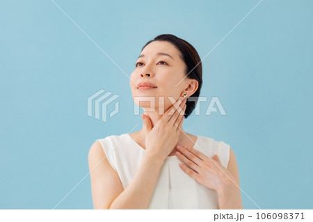 リンパマッサージをする女性 デコルテ リンパマッサージをする女性 デコルテ 106098371