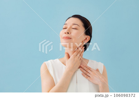 リンパマッサージをする女性 デコルテ リンパマッサージをする女性 デコルテ 106098372