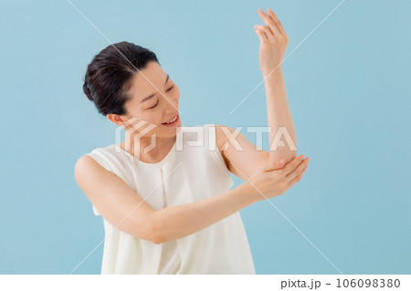 リンパマッサージをする女性　腕 106098380