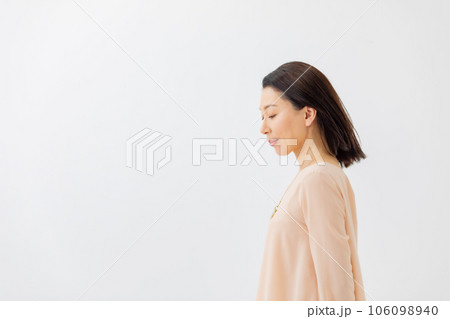 女性 横顔の写真素材 [106098940] - PIXTA