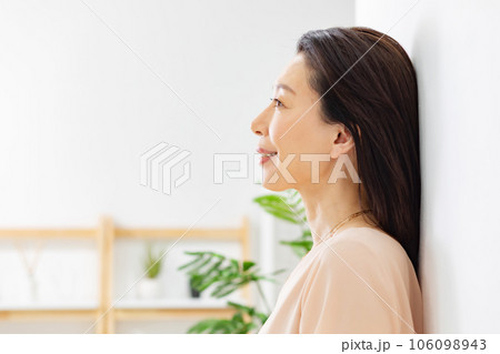 女性の横顔 71,749 女性 横顔 Stock Photos, High-Res Pictures, and Images