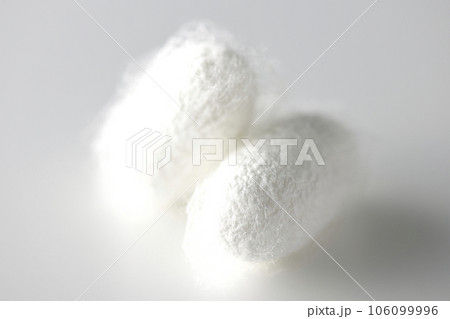 蚕が作り出す白い繭玉を白背景で撮影 106099996