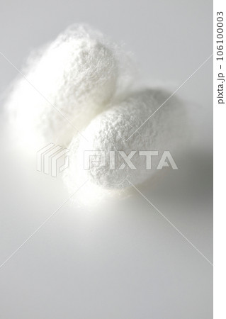 蚕が作り出す白い繭玉を白背景で撮影 106100003