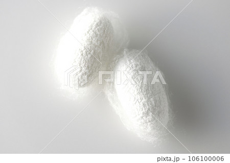 蚕が作り出す白い繭玉を白背景で撮影 106100006
