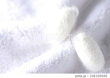 蚕が作り出す白い繭玉をタオルの上で撮影 106100088