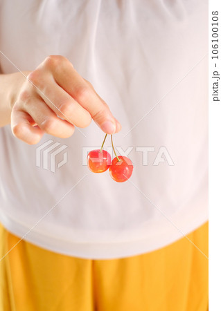 サクランボを持つ女性の手 106100108