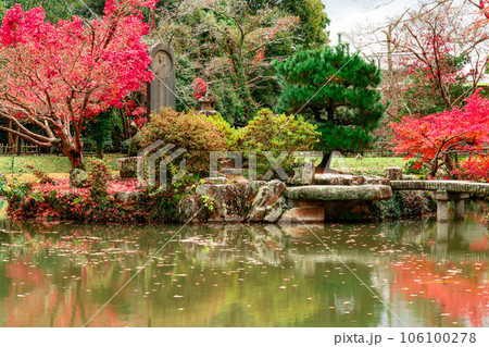 足守藩主大名庭園 晩秋の近水園 紅葉の庭と池と石碑2 岡山県岡山市北区足守 足守藩主大名庭園 晩秋の近水園 紅葉の庭と池と石碑2 岡山県岡山市北区足守 106100278