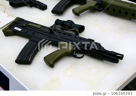 ブルパップ方式を採用し発射機構は最後部へ… コンパクト化を達成したアサルトライフル『L85A1』 ブルパップ方式を採用し発射機構は最後部へ… コンパクト化を達成したアサルトライフル『L85A1』 106100385