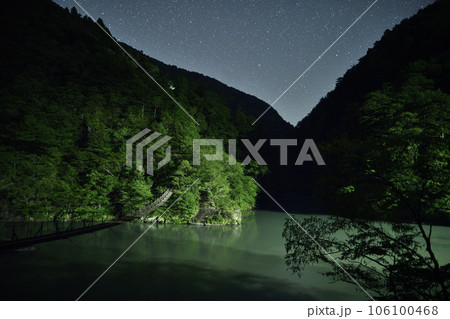 渓谷に流れる星の軌跡 渓谷に流れる星の軌跡 106100468