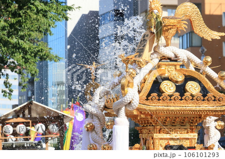 富岡八幡宮のお神輿　江戸三大祭り　水かけ祭り 106101293