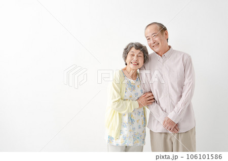 笑顔のシニア夫婦 106101586