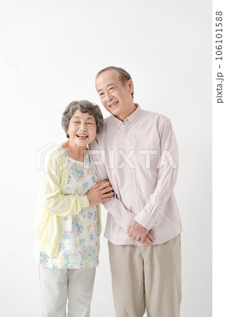 笑顔のシニア夫婦 106101588