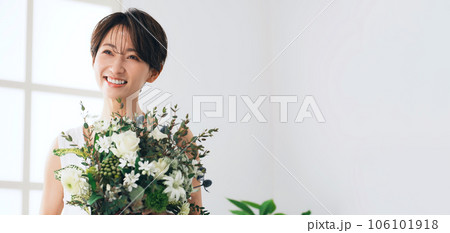 花束を持った女性　美容イメージ 106101918
