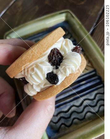 レーズンバターサンドクッキー 洋菓子の定番スイーツ 106102225
