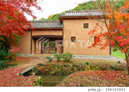木下利玄生家の長屋門と紅葉2　岡山県岡山市北区足守 106103001