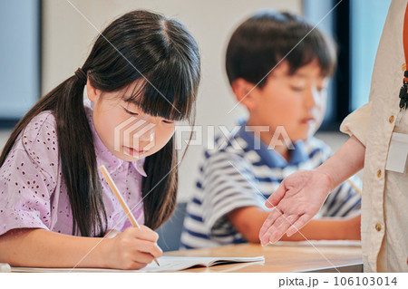 塾で勉強をする小学生の女の子 106103014