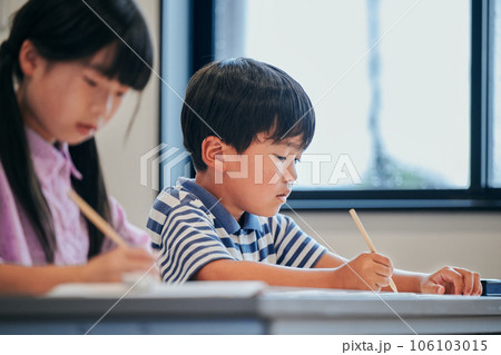 塾で勉強をする小学生の男の子 106103015