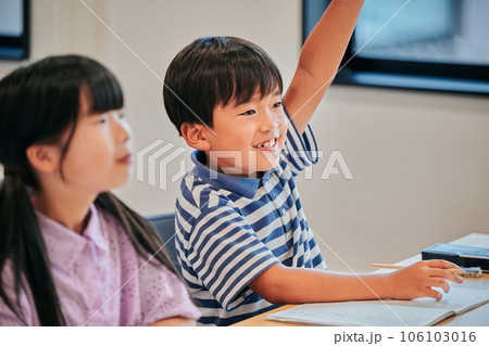 塾で問題を回答する小学生の男の子 塾で問題を回答する小学生の男の子 106103016