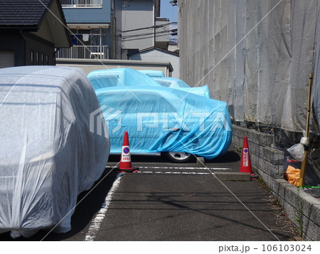 塗装工事での車の養生施工状況(カーシート設置) 106103024