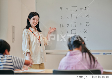 授業で算数を教える若い塾講師 106103046