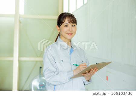工場 倉庫 作業服の女性 工場 倉庫 作業服の女性 106103436