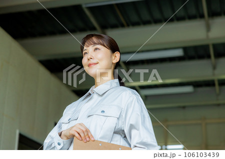 工場 倉庫 作業服の女性 工場 倉庫 作業服の女性 106103439