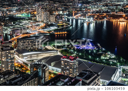 【神奈川県】ランドマークタワーから見た横浜ベイエリアの夜景 106103459
