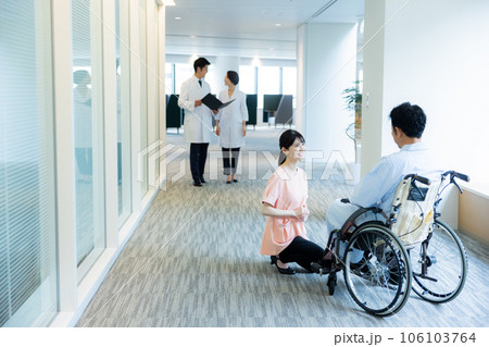 病院で働く人々 患者 病院で働く人々 患者 106103764