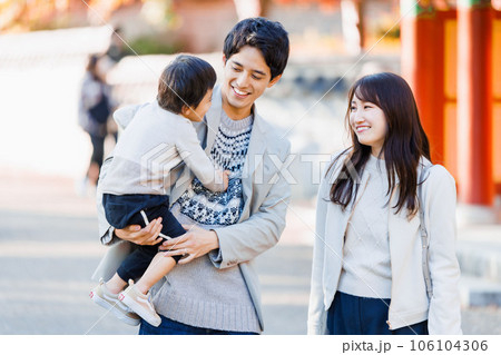 秋の観光を楽しむ家族旅行イメージ 秋の観光を楽しむ家族旅行イメージ 106104306