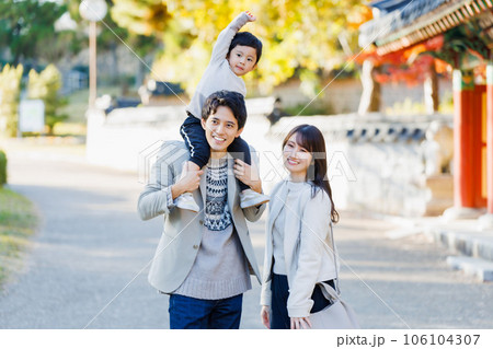 秋の観光を楽しむ家族旅行イメージ 106104307