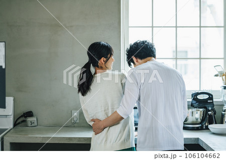 自宅のキッチンで会話をするカップル 自宅のキッチンで会話をするカップル 106104662