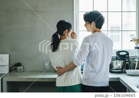 自宅のキッチンで会話をするカップル 自宅のキッチンで会話をするカップル 106104665