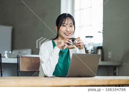自宅でテレワークをする女性のポートレート 106104786