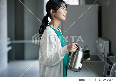 おしゃれなキッチンでコーヒーを淹れる女性 106104787