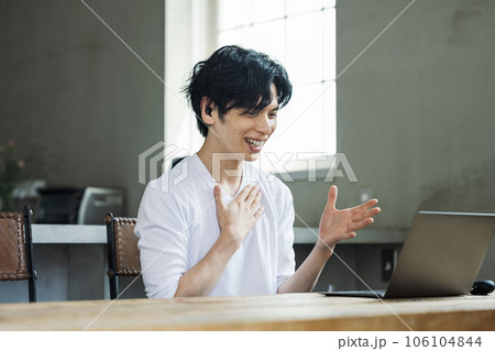 オンラインで語学を学ぶ男性 オンラインで語学を学ぶ男性 106104844