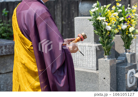 永代供養墓の前で読経するお坊さん 永代供養墓の前で読経するお坊さん 106105127