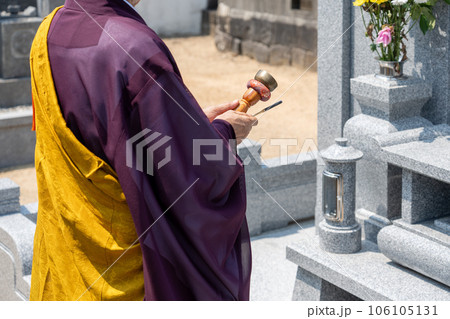 永代供養墓の前で読経するお坊さん 106105131