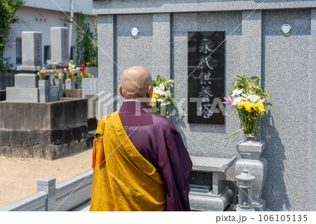 永代供養墓の前で読経するお坊さん 106105135