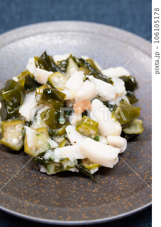 オクラと山芋とワカメのネバネバサラダ オクラと山芋とワカメのネバネバサラダ 106105178