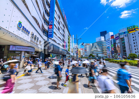 日本の東京都市景観 夏の青空が広がる池袋駅。強い日差しに、紫外線や熱中症にも注意 106105636